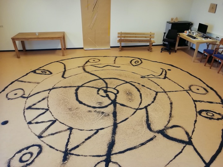 Zandtekening kamerbreed