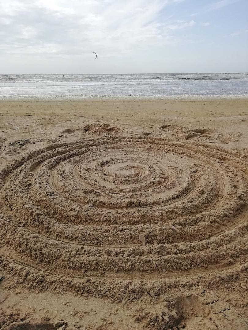 Zandspiraal strand kunstzinnige oefening Afke Roggeveen, art therapy, kunstzinnige therapie, beeldende therapie, vaktherapie beeldend