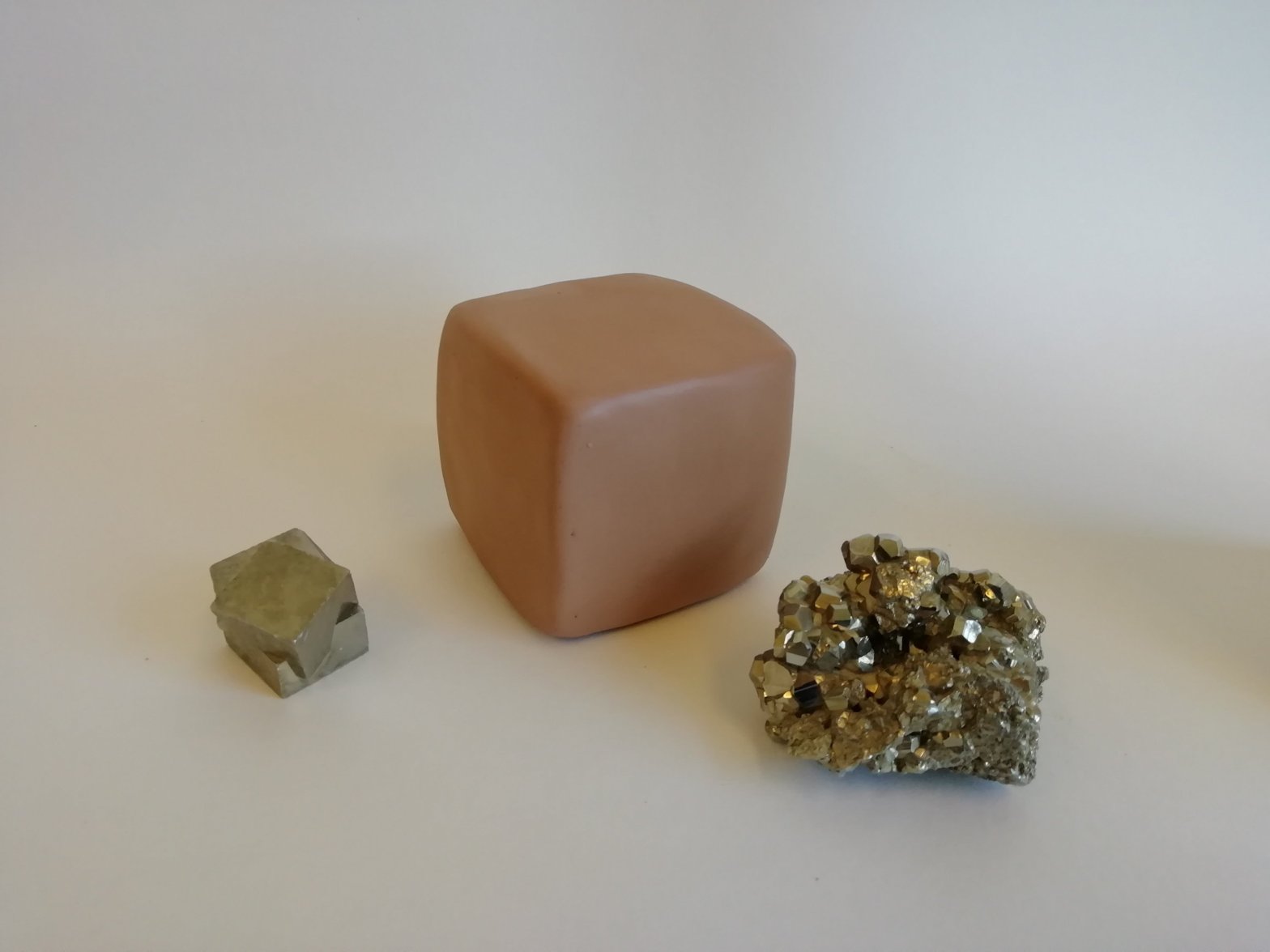 Boetseeroefening platonisch lichaam (kubus) boetseren - Kunstzinnig therapeut Afke Roggeveen. Art therapy / kunstzinnige therapie / beeldende therapie / vaktherapie beeldend