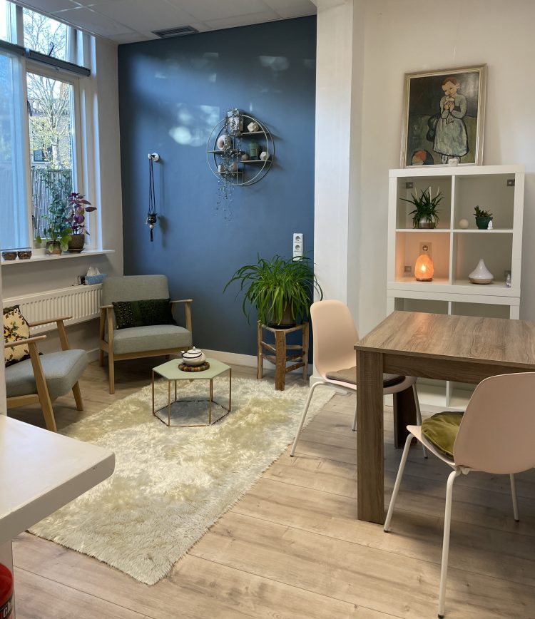 In mijn prikkelarme praktijkruimte in Haarlem werk ik regelmatig met mensen met uitdagingen binnen het autismespectrum (autisme - ASS), rouw (rouwverwerking), ADHD, ADD, dyslexie, mesophonie.