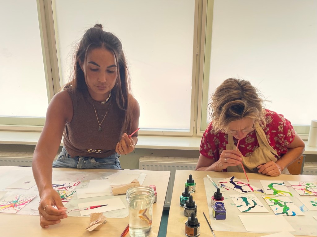 Cursisten van de cursus intuïtief schilderen bij Hart Haarlem.